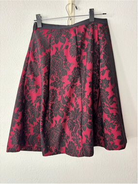 White House Black Market Pleated A-Line Skirt Size 6 Red Black Floral